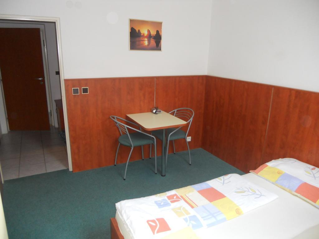 Penzion Kaplna Habitación foto
